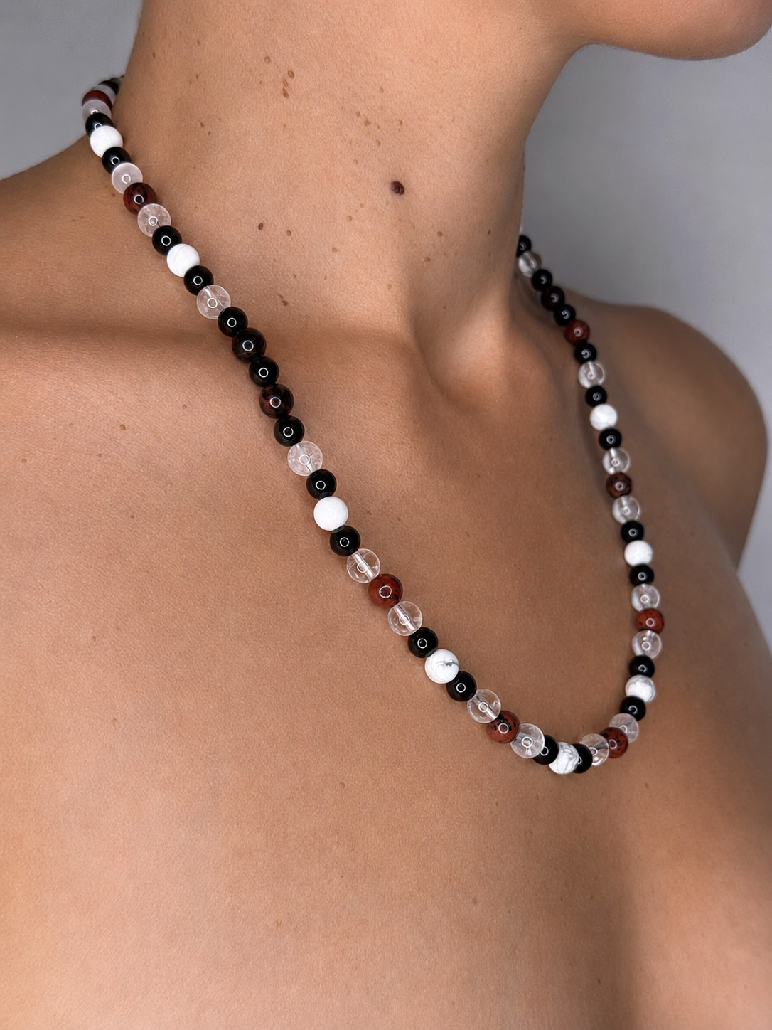 collier porté gardien du silence