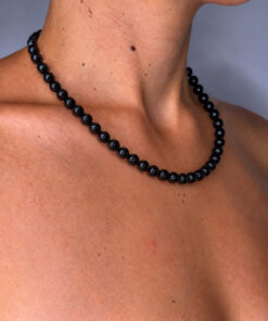 collier en obsidienne noire porté à même la peau